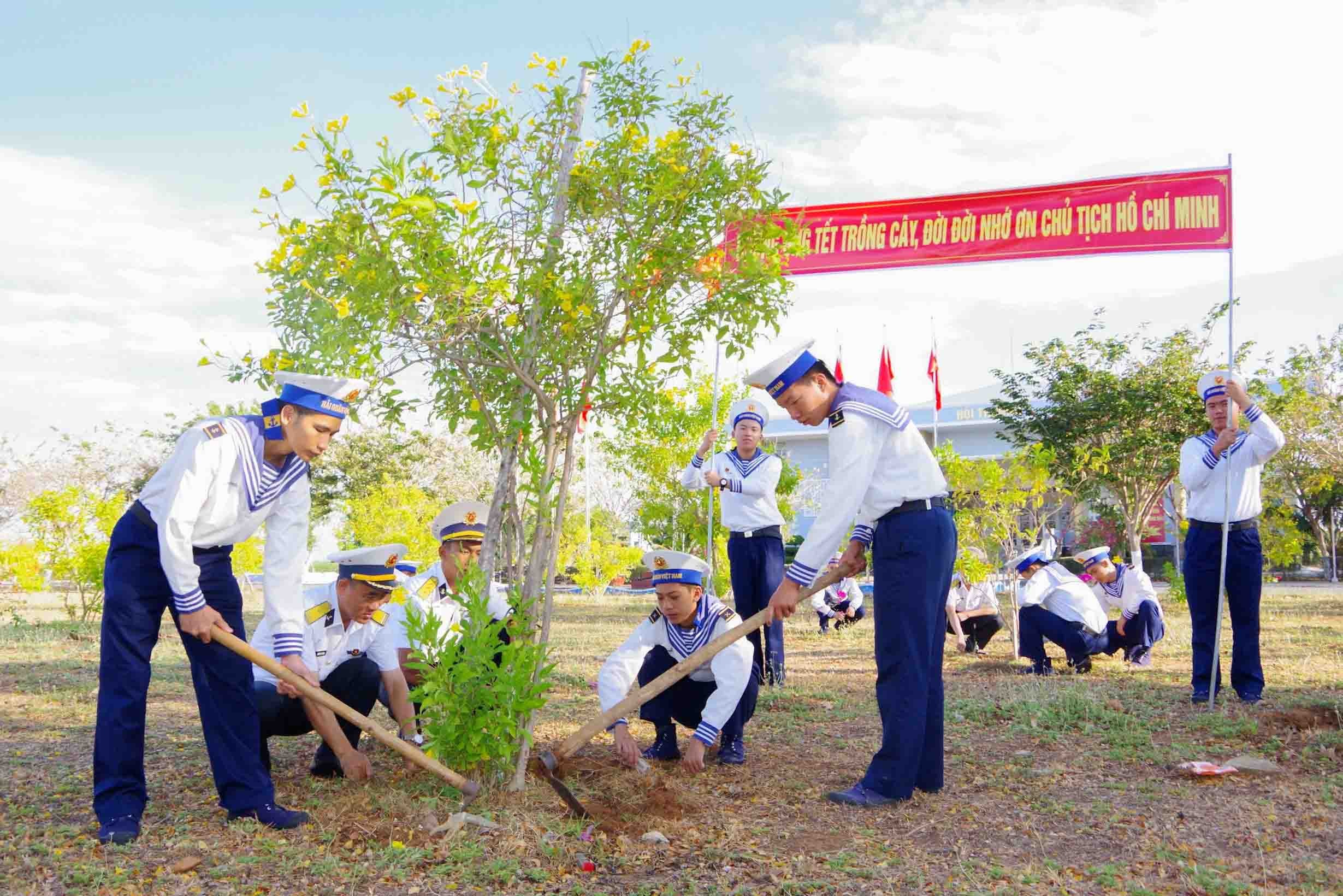 Lan tỏa phong trào trồng cây xanh trong lực lượng hải quân đầu năm mới