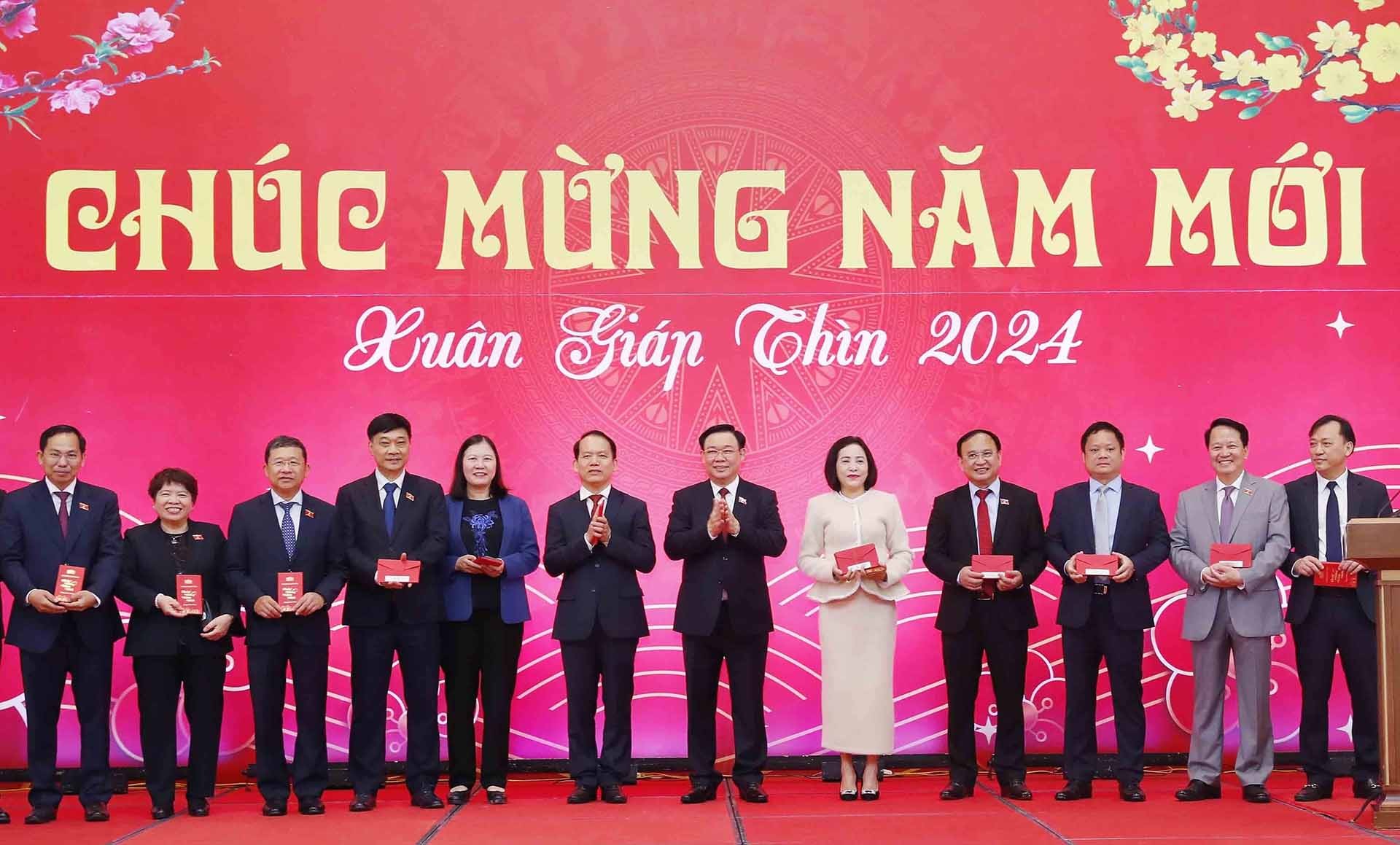 Chủ tịch Quốc hội Vương Đình Huệ chúc mừng năm mới các đại biểu. (Nguồn: TTXVN)