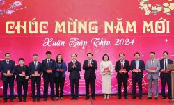 Chủ tịch Quốc hội Vương Đình Huệ gặp mặt đầu Xuân Giáp Thìn ở Văn phòng Quốc hội