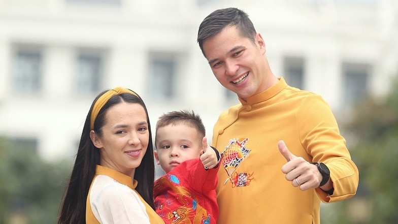 chuyen hen ho nhieu bat ngo cua thu mon nguyen filip va nguoi vo viet kieu xinh dep diu hien