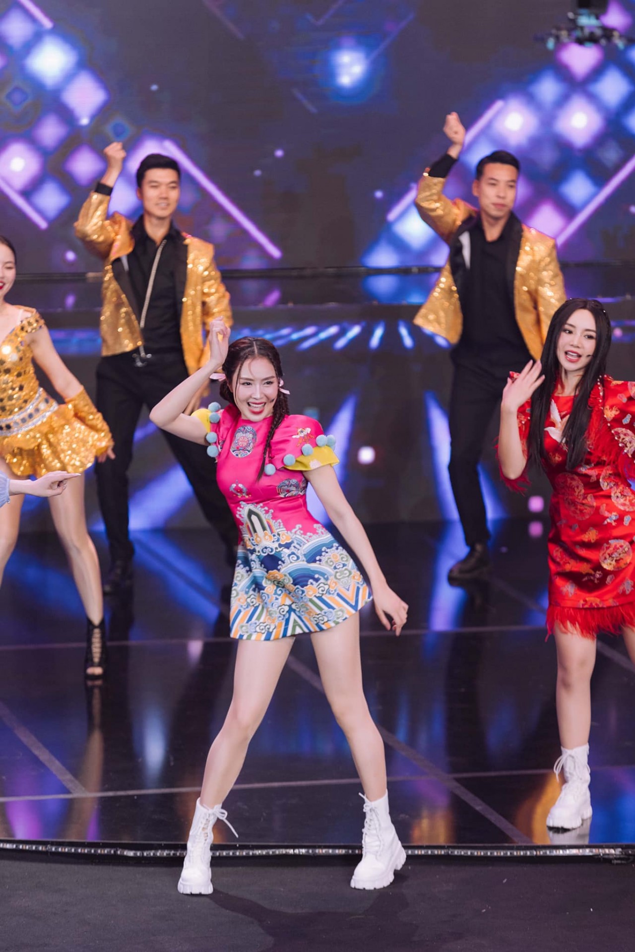 Hồng Diễm 'biến hình' thành thiếu nữ đôi mươi