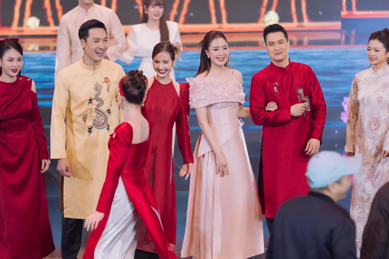 Hồng Diễm 'biến hình' thành thiếu nữ đôi mươi