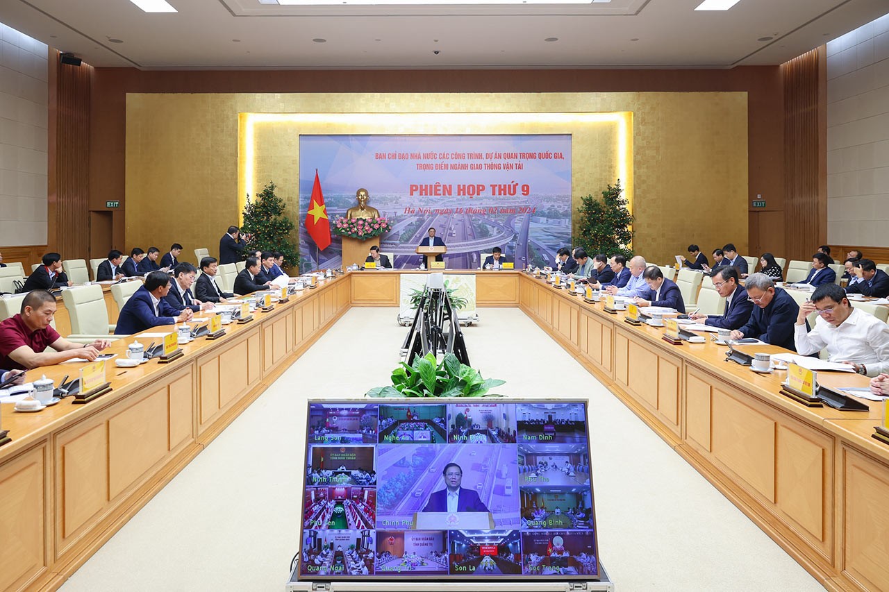 Phiên họp được thực hiện theo hình thức trực tiếp kết hợp trực tuyến giữa đầu cầu trụ sở Chính phủ với đầu cầu 46 tỉnh, thành phố trực thuộc Trung ương đang có các công trình, dự án quan trọng quốc gia, trọng điểm ngành giao thông vận tải. (Nguồn: VGP News)