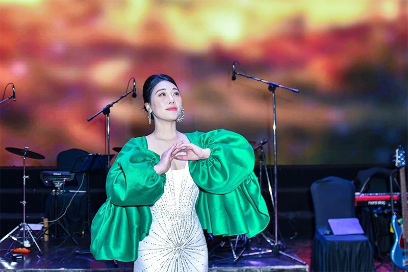 Làng lúa, làng hoa tươi xanh thêm trong ‘mùa xuân’ của giọng ca NSƯT Hương Giang Làng lúa, làng hoa tươi xanh thêm trong ‘mùa Xuân’ của giọng ca NSƯT Hương Giang