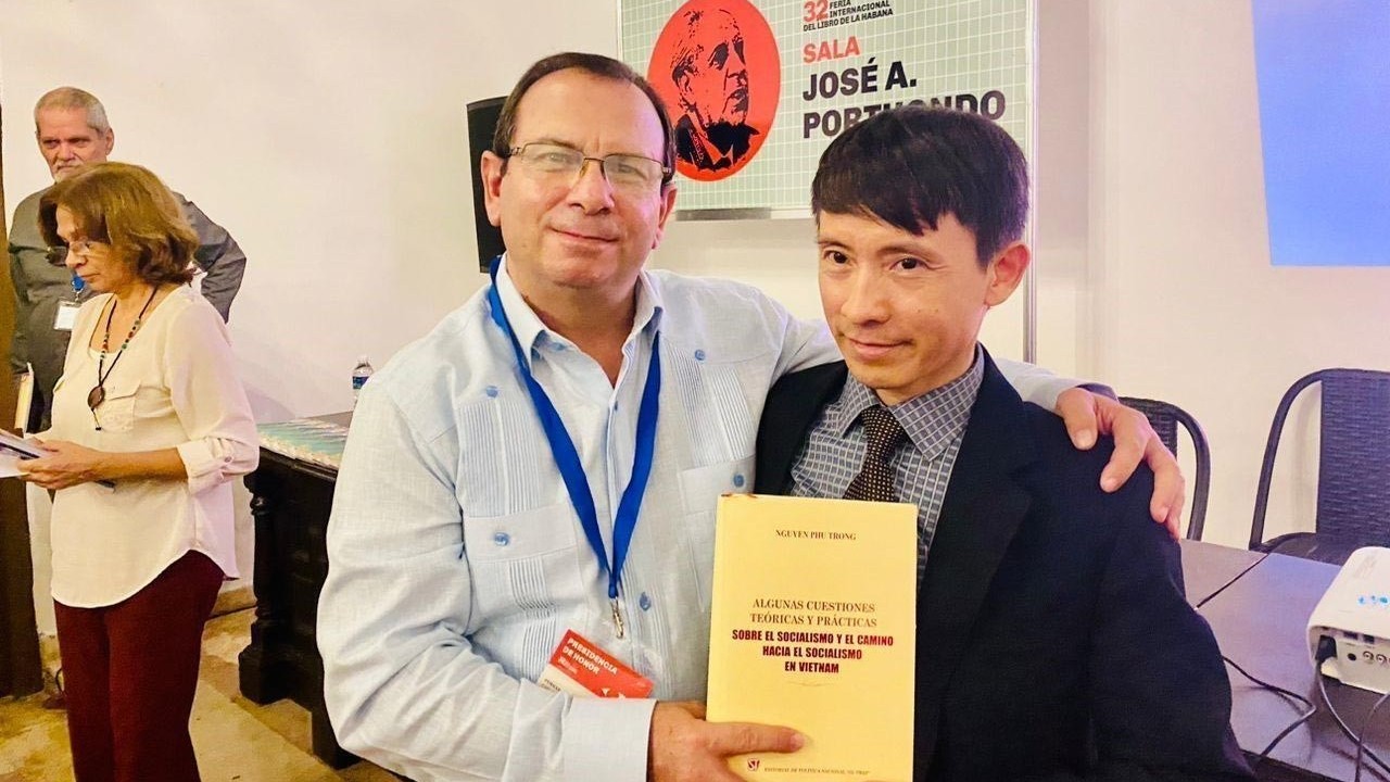 gioi thieu sach cua tong bi thu nguyen phu trong tai cuba