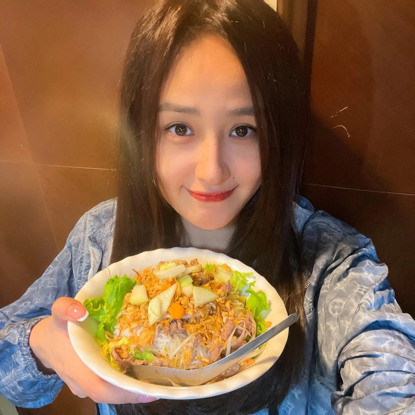 Mai Phương Thúy đam mê ăn uống nên thừa nhận khó giữ vóc dáng thon gọn (Ảnh: Facebook nhân vật).