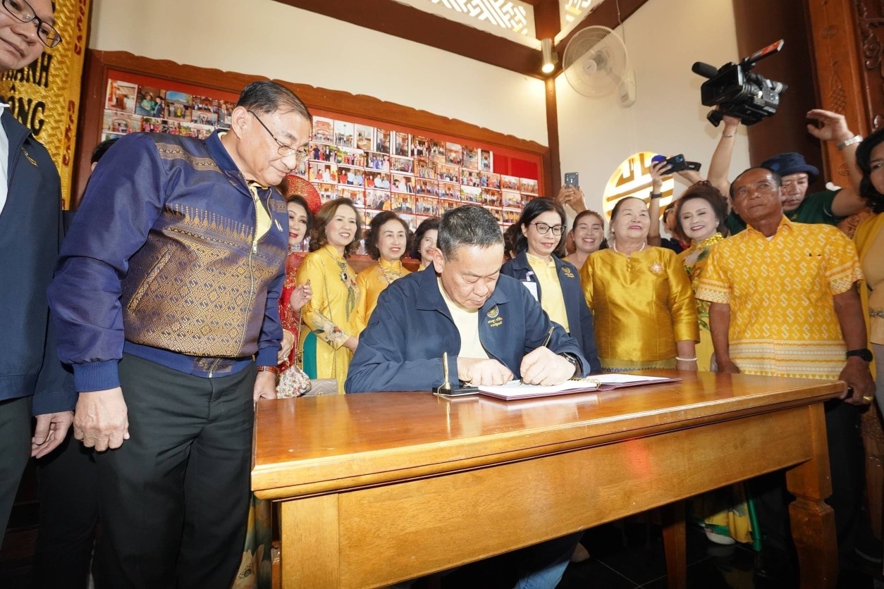 Thủ tướng Thái Lan thăm Khu tưởng niệm Chủ tịch Hồ Chí Minh ở tỉnh Nakhon Phanom Thủ tướng Thái Lan thăm Khu tưởng niệm Chủ tịch Hồ Chí Minh ở tỉnh Nakhon Phanom