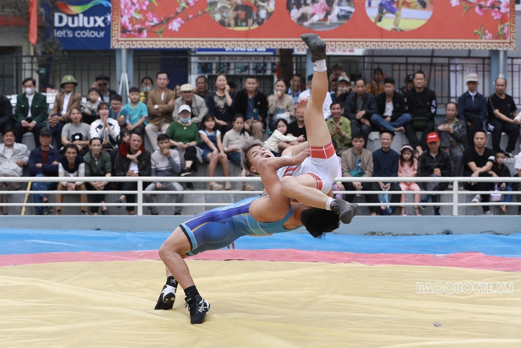 Hừng hực sức trẻ trên sới vật mùa xuân Bắc Ninh