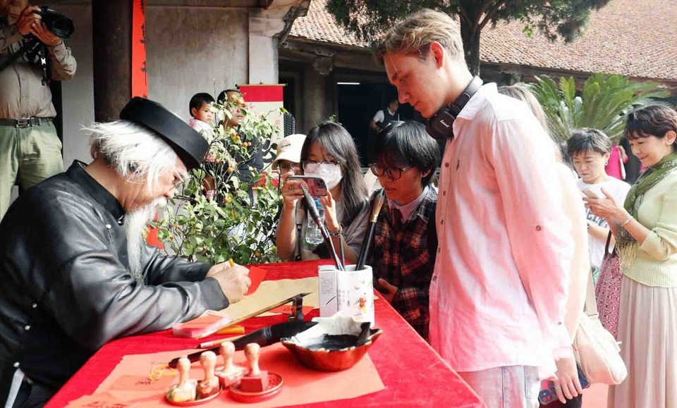 Khách du lịch quốc tế thăm quan Văn Miếu những ngày đón xuân đầu năm. Ảnh: Hoài Nam Khách du lịch quốc tế thăm quan Văn Miếu những ngày đón xuân đầu năm. Ảnh: Hoài Nam