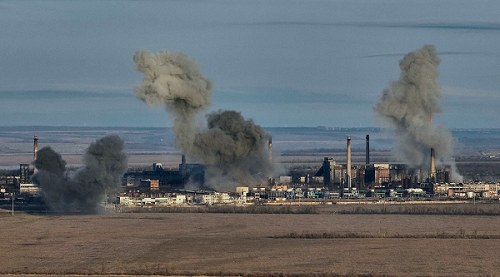 Khói bốc lên từ Nhà máy hóa chất và than Avdiivka ngày 15/2. Ảnh: Libkos/Getty Khói bốc lên từ Nhà máy hóa chất và than Avdiivka ngày 15/2. Ảnh: Libkos/Getty