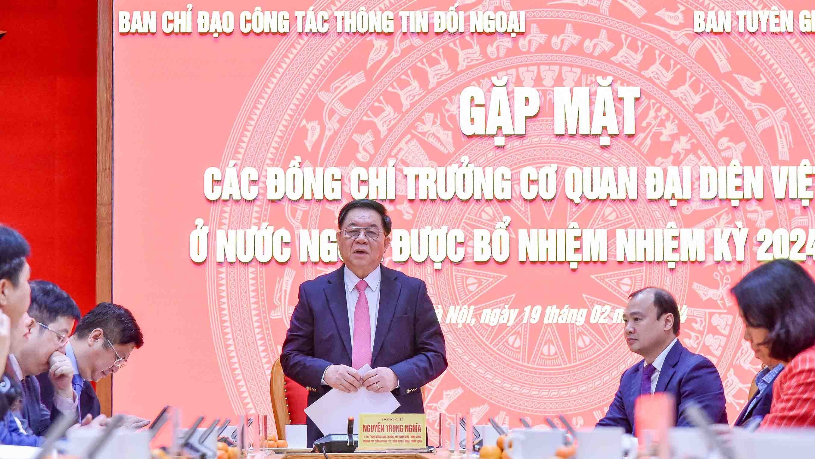 Trưởng ban Tuyên giáo Trung ương gặp mặt Trưởng cơ quan đại diện Việt Nam ở nước ngoài
