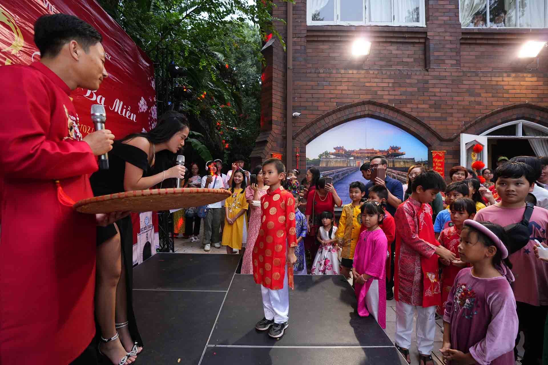 Khách mời hào hứng tham gia phần đố vui có thưởng.