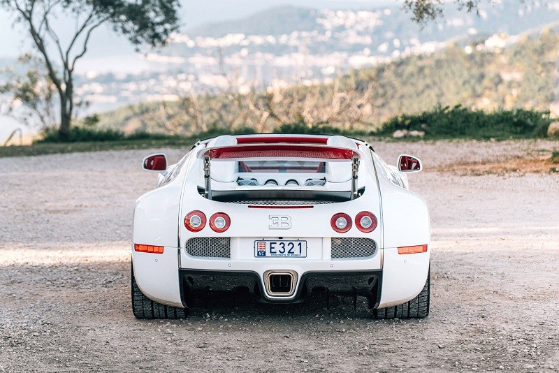 Cận cảnh siêu xe Bugatti Veyron phiên bản Rồng độc nhất thế giới, giá hơn 1,7 triệu USD Cận cảnh siêu xe Bugatti Veyron phiên bản Rồng độc nhất thế giới, giá hơn 1,7 triệu USD