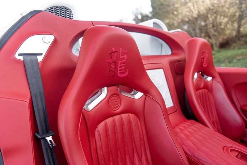 Cận cảnh siêu xe Bugatti Veyron phiên bản Rồng độc nhất thế giới, giá hơn 1,7 triệu USD Cận cảnh siêu xe Bugatti Veyron phiên bản Rồng độc nhất thế giới, giá hơn 1,7 triệu USD