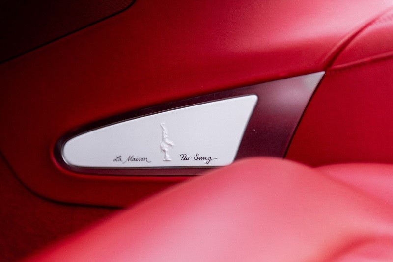 Cận cảnh siêu xe Bugatti Veyron phiên bản Rồng độc nhất thế giới, giá hơn 1,7 triệu USD Cận cảnh siêu xe Bugatti Veyron phiên bản Rồng độc nhất thế giới, giá hơn 1,7 triệu USD