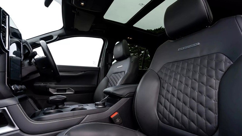 Ghế trước bọc da cao cấp có sưởi và thông gió, chỉnh điện 10 hướng.