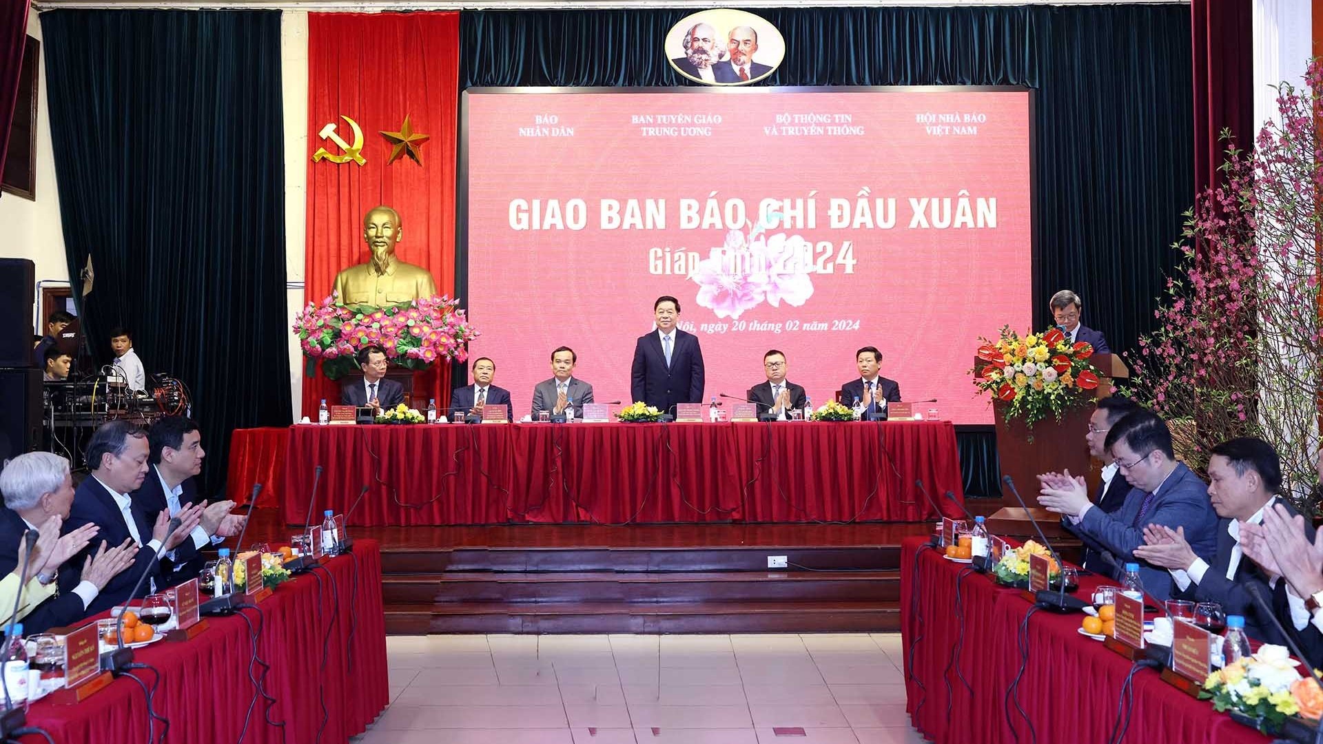 Xây dựng nền báo chí ‘chuyên nghiệp, nhân văn và hiện đại’