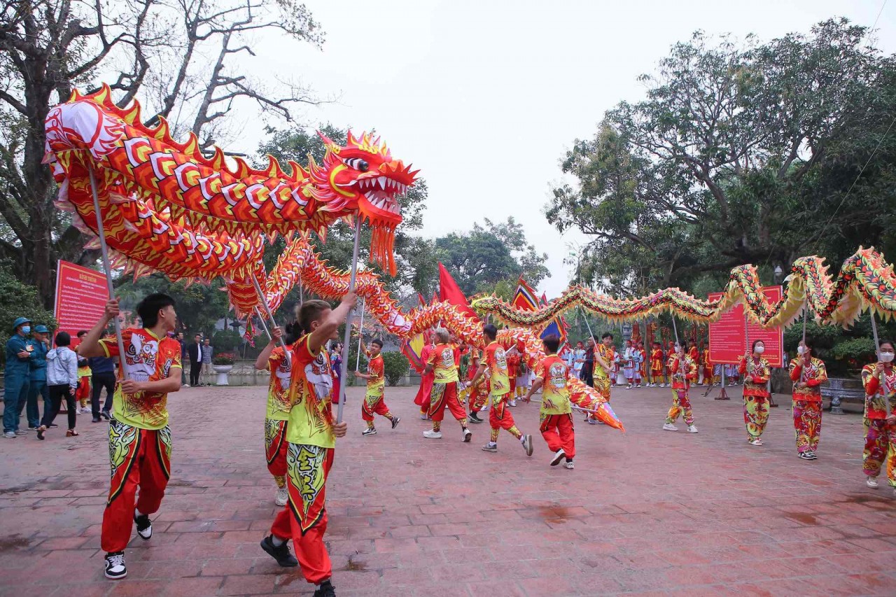 Biểu diễn múa sư tử tại Lễ rước kiệu Ngọc Lộ. Ảnh: Công Luật-TTXVN Biểu diễn múa sư tử tại Lễ rước kiệu Ngọc Lộ. Ảnh: Công Luật-TTXVN