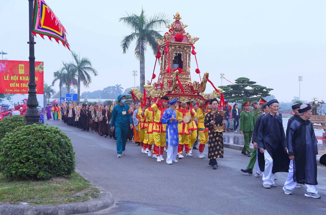Đoàn rước kiệu Ngọc Lộ từ Chùa Tháp sang đền Thiên Trường. Ảnh: Công Luật-TTXVN Đoàn rước kiệu Ngọc Lộ từ Chùa Tháp sang đền Thiên Trường. Ảnh: Công Luật-TTXVN