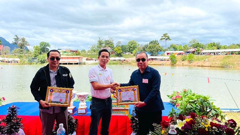 Minh Châu Việt Nam nhận bằng khen của tỉnh Bolikhamxay vì có đóng góp phát triển các phong trào huyện Khăm cợt.