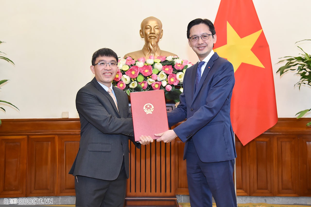 Thứ trưởng Ngoại giao Đỗ Hùng Việt trao quyết định bổ nhiệm ông Đoàn Văn Nam, hoàn thành Tập sự Phó Vụ trưởng, Vụ Biên giới Việt - Trung, Ủy ban Biên giới quốc gia, giữ chức Phó Vụ trưởng, Vụ Biên giới Việt - Trung, Ủy ban Biên giới quốc gia.