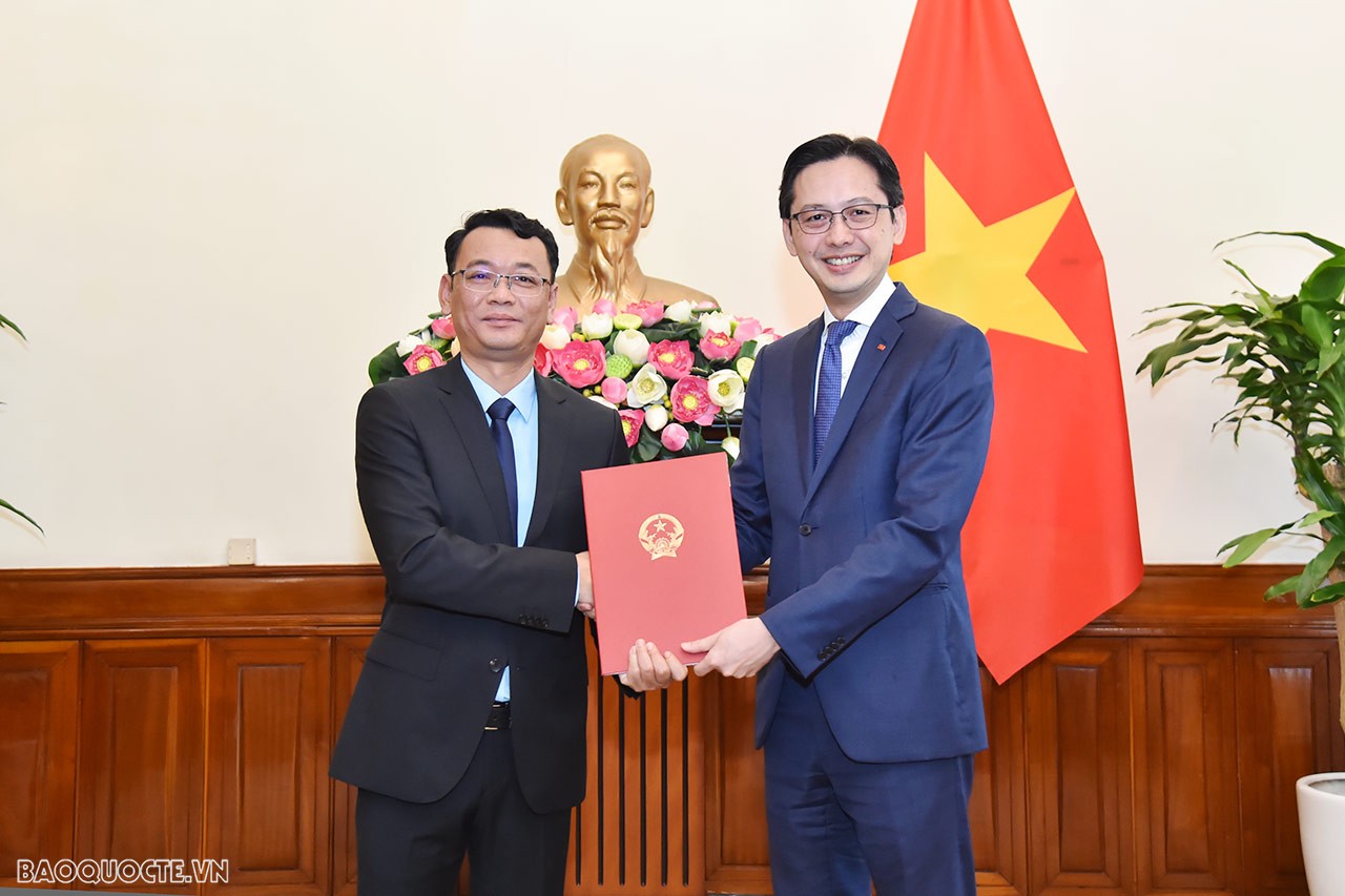 Thứ trưởng Ngoại giao Đỗ Hùng Việt trao quyết định bổ nhiệm ông Nguyễn Tiến Dũng, hoàn thành Tập sự Phó Vụ trưởng, Văn phòng, Ủy ban Nhà nước về người Việt Nam ở nước ngoài, giữ chức Phó Vụ trưởng, Phó Chánh Văn phòng, Ủy ban Nhà nước về người Việt Nam.