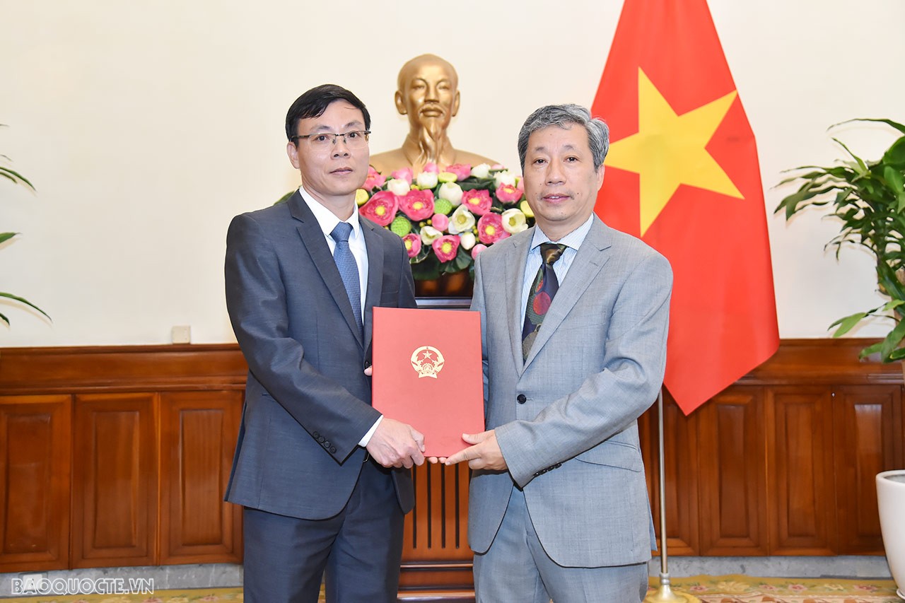 Cùng ngày, Vụ trưởng Vụ Tổ chức Cán bộ Trần Ngọc An đã trao quyết định công nhận ông Trịnh Xuân Hương, Quyền Trưởng phòng, Vụ Đông Bắc Á, là Tập sự Phó Vụ trưởng, Quyền Trưởng phòng, Vụ Đông Bắc Á.