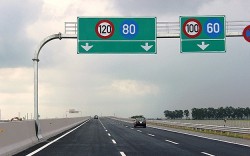 Xe ô tô chạy quá tốc độ trên cao tốc bị phạt bao nhiêu tiền?