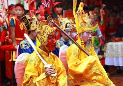 Độc đáo Lễ hội rước ‘vua, chúa sống’ tại Đông Anh, Hà Nội