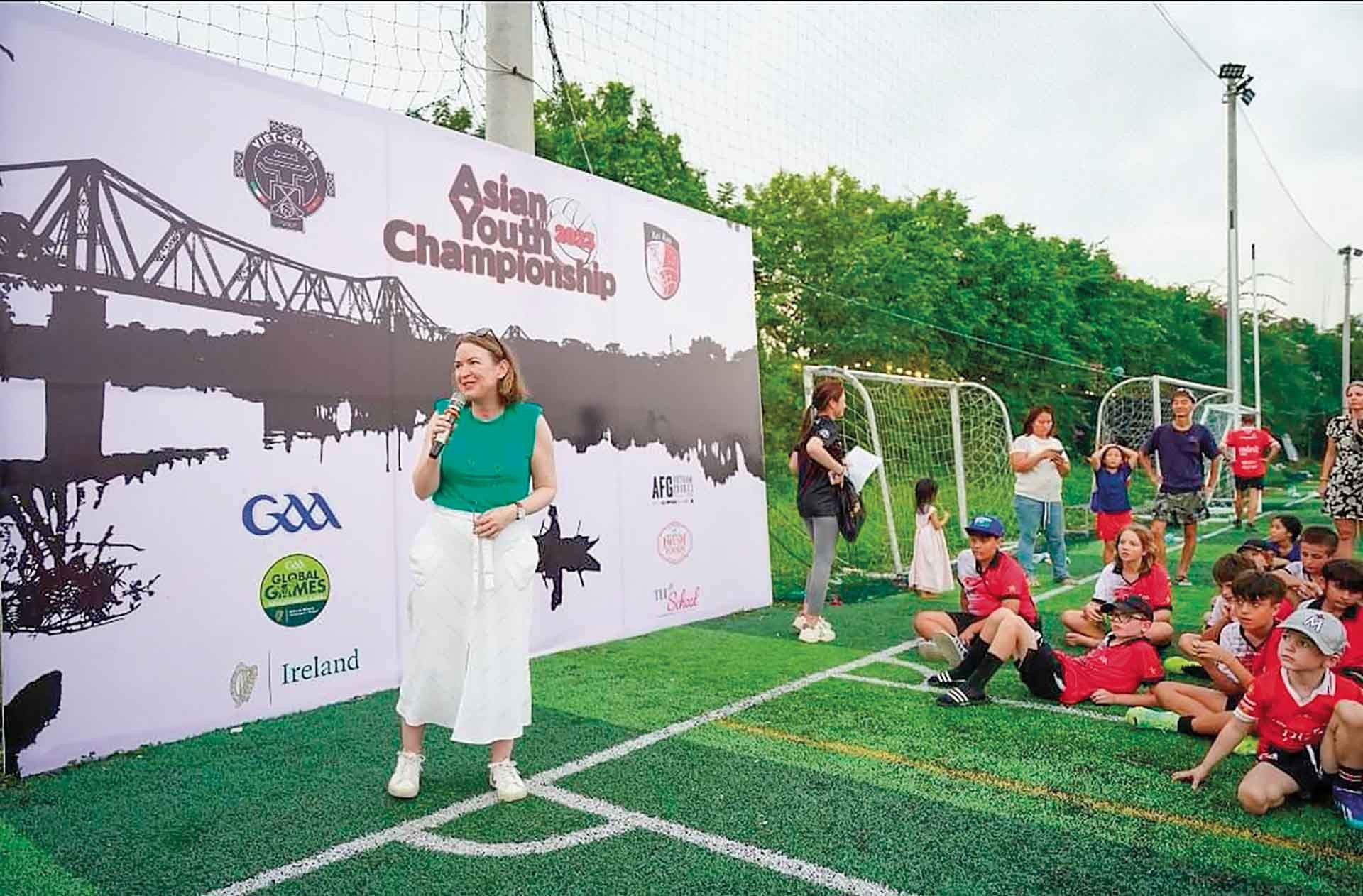 Đại sứ Deirdre Ní Fhallúin phát biểu tại Giải vô địch trẻ châu Á của Hiệp hội điền kinh Gaelic (GAA) tại Hà Nội, tháng 11/2023. (Nguồn: Đại sứ quán Ireland tại Việt Nam) Đại sứ Deirdre Ní Fhallúin phát biểu tại Giải vô địch trẻ châu Á của Hiệp hội điền kinh Gaelic (GAA) tại Hà Nội, tháng 11/2023. (Nguồn: Đại sứ quán Ireland tại Việt Nam)
