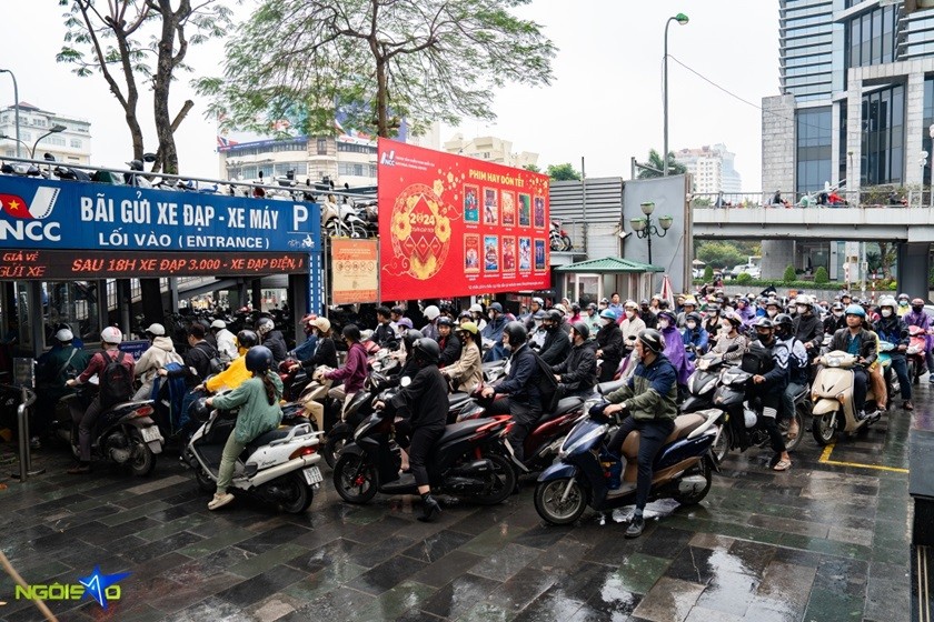 8h30 sáng 22/2, dù trời mưa, rất đông khán giả nhiều lứa tuổi đổ về Trung tâm chiếu phim quốc gia, Hà Nội để mua vé xem phim Hà Nội: Hình ảnh khán giả trẻ tuổi xếp hàng dài chờ mua vé xem Đào, phở và piano