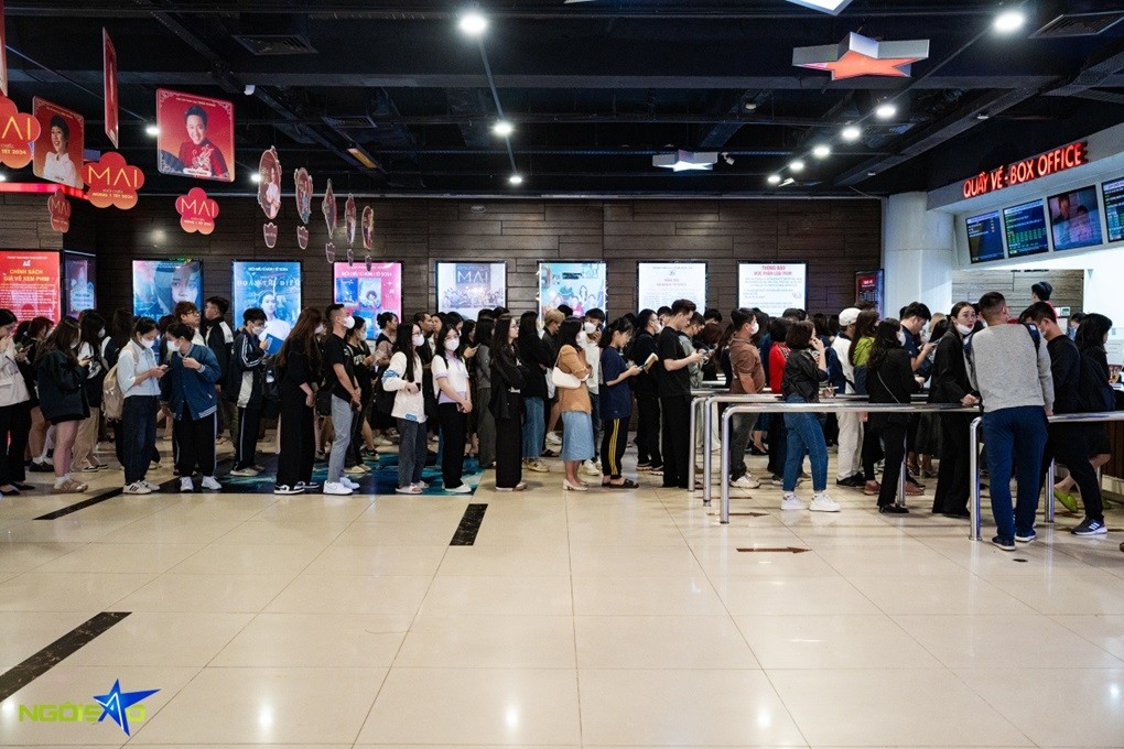 Hà Nội: Hình ảnh các bạn trẻ xếp hàng dài chờ mua vé vem Đào, phở và piano Hà Nội: Hình ảnh các bạn trẻ xếp hàng dài chờ mua vé vem Đào, phở và piano