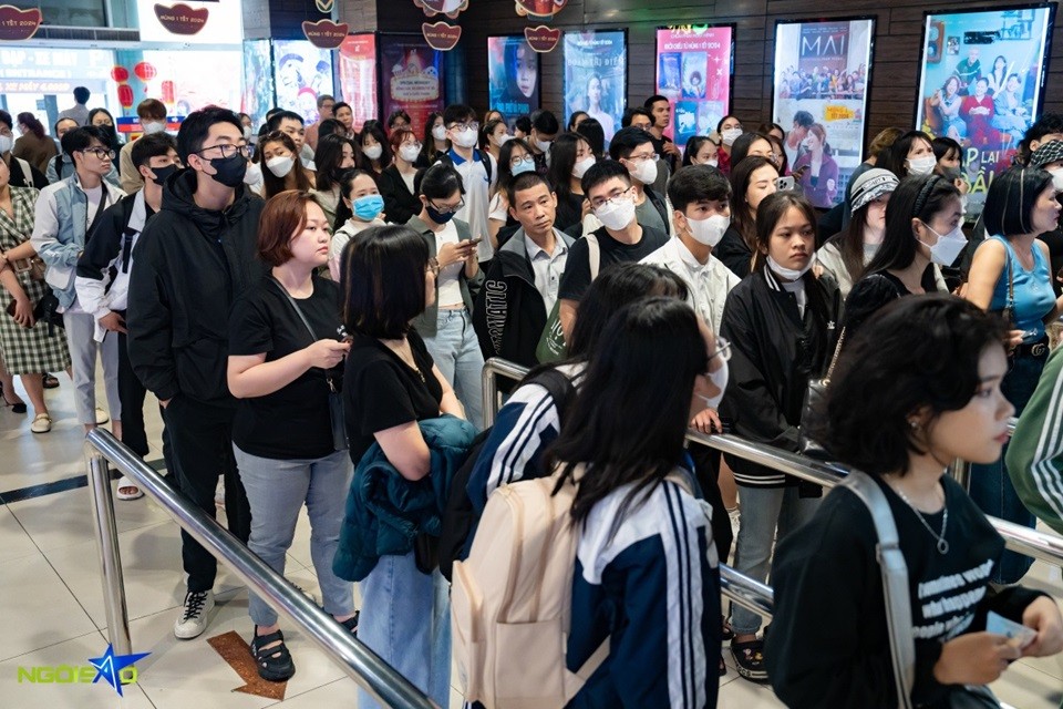 Hà Nội: Hình ảnh các bạn trẻ xếp hàng dài chờ mua vé vem Đào, phở và piano Hà Nội: Hình ảnh các bạn trẻ xếp hàng dài chờ mua vé vem Đào, phở và piano