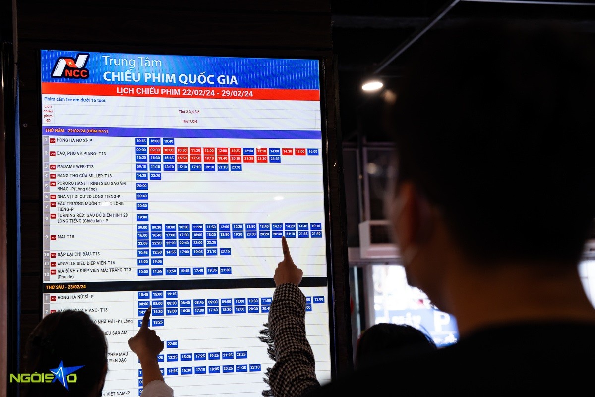 Hà Nội: Hình ảnh các bạn trẻ xếp hàng dài chờ mua vé vem Đào, phở và piano Hà Nội: Hình ảnh các bạn trẻ xếp hàng dài chờ mua vé vem Đào, phở và piano