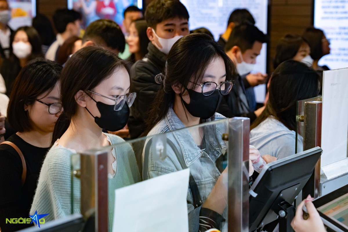 Hà Nội: Hình ảnh các bạn trẻ xếp hàng dài chờ mua vé vem Đào, phở và piano Hà Nội: Hình ảnh các bạn trẻ xếp hàng dài chờ mua vé vem Đào, phở và piano