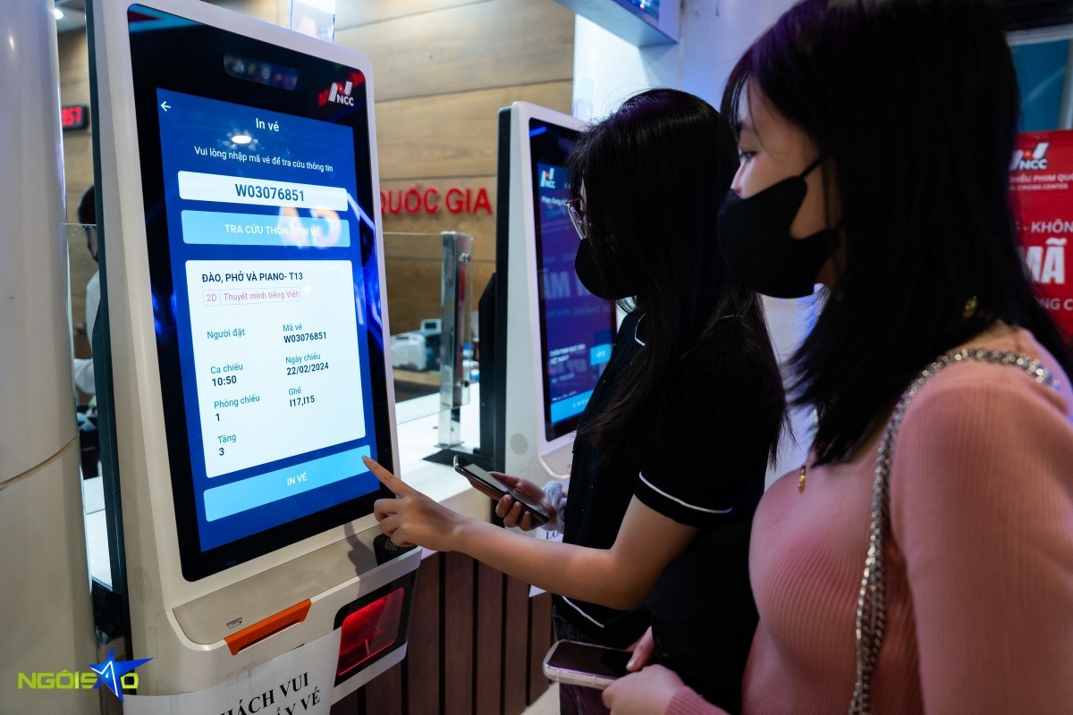 Hà Nội: Hình ảnh các bạn trẻ xếp hàng dài chờ mua vé vem Đào, phở và piano Hà Nội: Hình ảnh các bạn trẻ xếp hàng dài chờ mua vé vem Đào, phở và piano