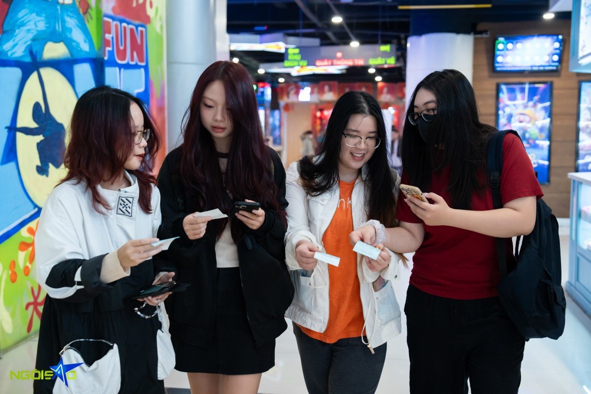 Hà Nội: Hình ảnh các bạn trẻ xếp hàng dài chờ mua vé vem Đào, phở và piano Hà Nội: Hình ảnh các bạn trẻ xếp hàng dài chờ mua vé vem Đào, phở và piano