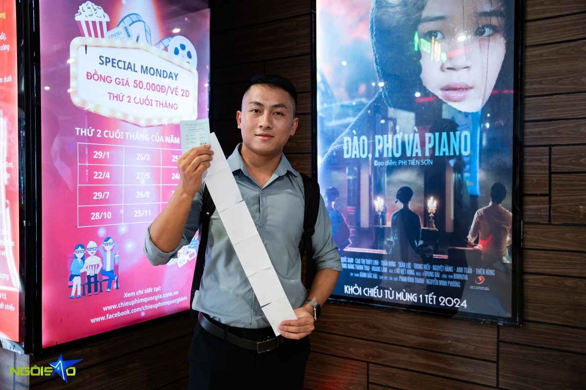 Hà Nội: Hình ảnh các bạn trẻ xếp hàng dài chờ mua vé vem Đào, phở và piano Hà Nội: Hình ảnh các bạn trẻ xếp hàng dài chờ mua vé vem Đào, phở và piano