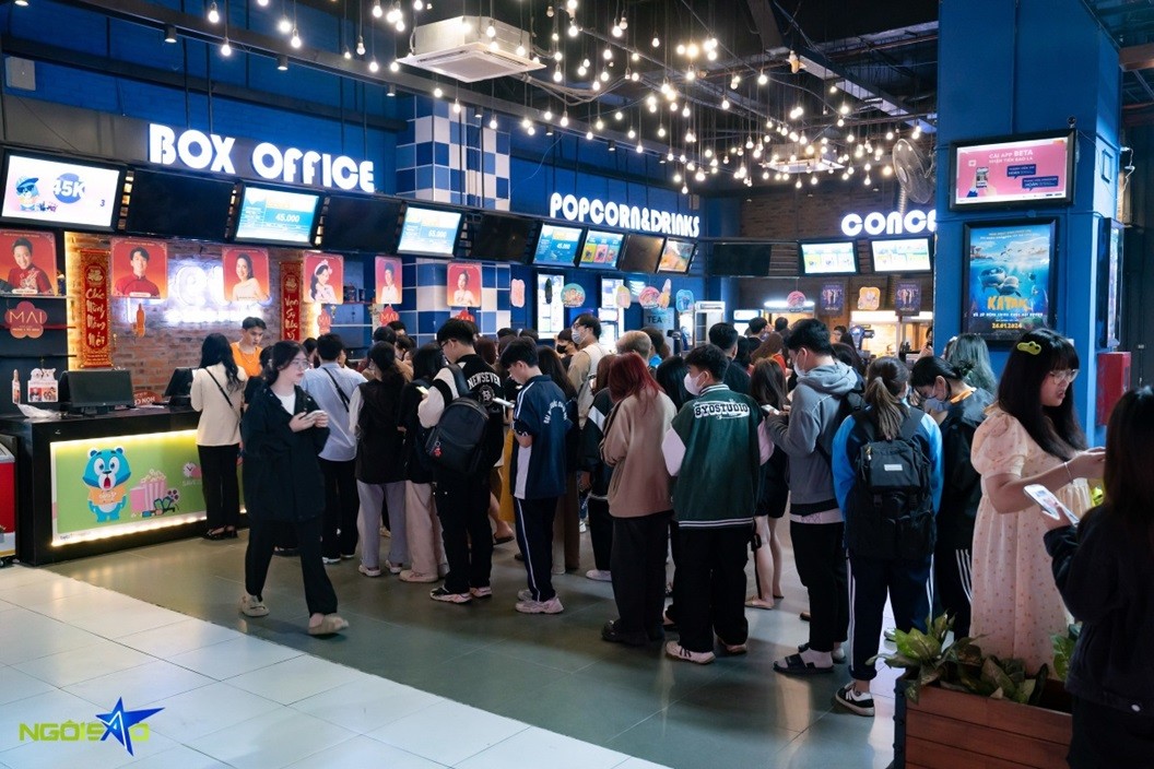 Hà Nội: Hình ảnh các bạn trẻ xếp hàng dài chờ mua vé vem Đào, phở và piano Hà Nội: Hình ảnh các bạn trẻ xếp hàng dài chờ mua vé vem Đào, phở và piano