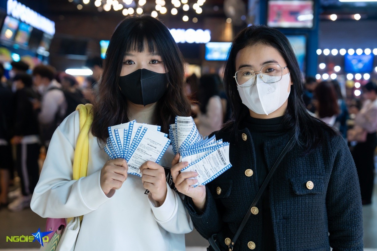 Hà Nội: Hình ảnh các bạn trẻ xếp hàng dài chờ mua vé vem Đào, phở và piano Hà Nội: Hình ảnh các bạn trẻ xếp hàng dài chờ mua vé vem Đào, phở và piano