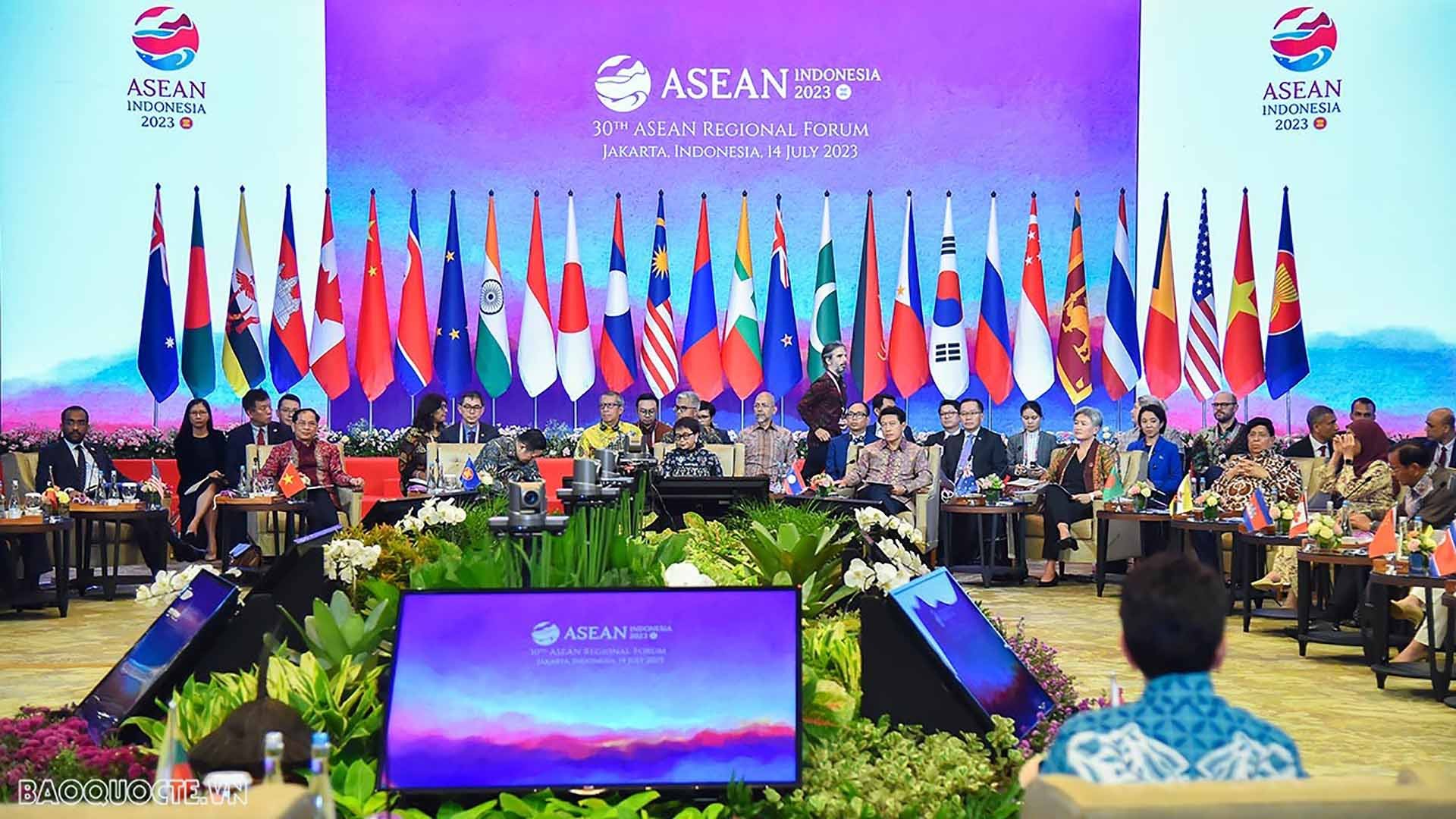 Bộ trưởng Ngoại giao Bùi Thanh Sơn cùng Ngoại trưởng các nước ASEAN và các nước Đối tác đối thoại tham dự Diễn đàn khu vực ASEAN lần thứ 30, tại Jakarta, tháng 7/2023. (Ảnh: Tuấn Anh) Bộ trưởng Ngoại giao Bùi Thanh Sơn cùng Ngoại trưởng các nước ASEAN và các nước Đối tác đối thoại tham dự Diễn đàn khu vực ASEAN lần thứ 30, tại Jakarta, tháng 7/2023. (Ảnh: Tuấn Anh)