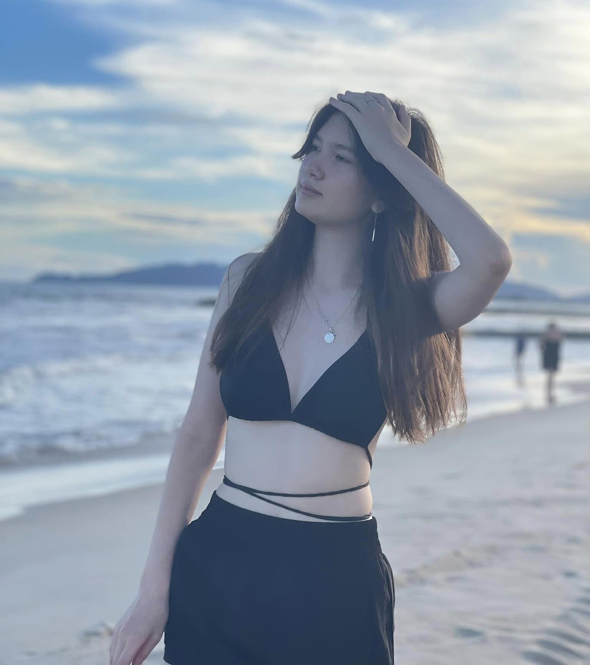 Hình ảnh xinh đẹp và vóc dáng cao nổi bật của em gái thủ môn Đặng Văn Lâm