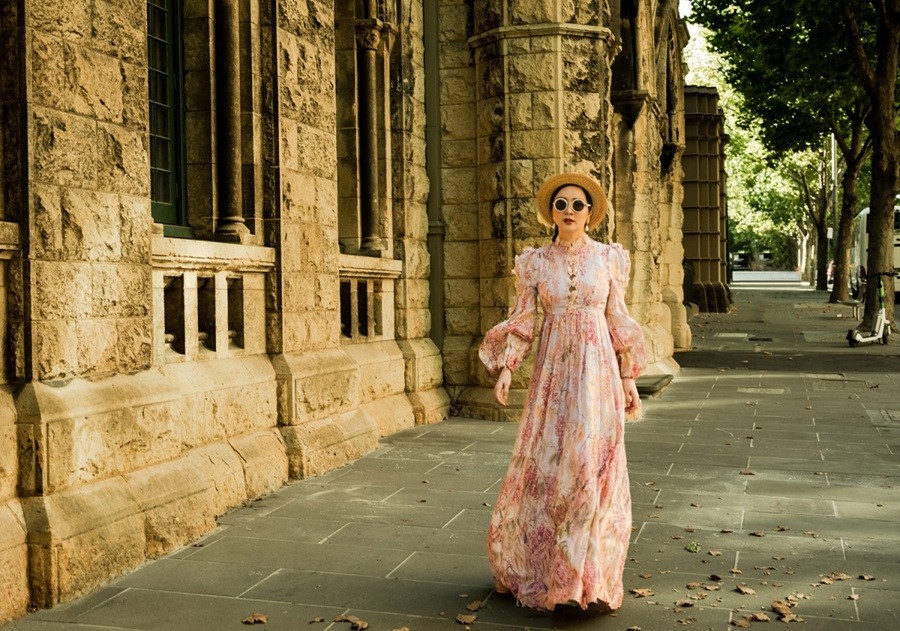 Hoa hậu Giáng My cho biết, chị vừa có chuyến du Xuân đầu năm thú vị, nhiều kỷ niệm đẹp. Hoa hậu mặc váy hoa tay bồng, kiểu thanh lịch, kín đáo gợi nhớ hình ảnh những phụ nữ quý tộc sống vào thế kỷ XIX ở Australia. Giáng My đã tham quan thị trấn cổ Sovereign Hill, thư viện State Library ở thành phố Melbourne và nhiều công trình kiến trúc ấn tượng tại xứ chuột túi. (Ảnh: Nguyễn Tiên)