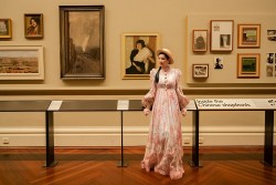 Hoa hậu Giáng My chọn đầm dài thướt tha dạo chơi, khám phá phố cổ Australia