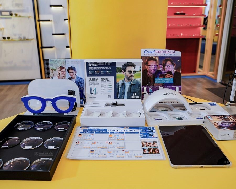 Khu vực trưng bày tròng kính đa dạng mẫu mã tại cửa hàng mắt kính nổi tiếng quận 1. (Nguồn: Kính Hải Triều) Khu vực trưng bày tròng kính đa dạng mẫu mã tại cửa hàng mắt kính nổi tiếng quận 1. (Nguồn: Kính Hải Triều)