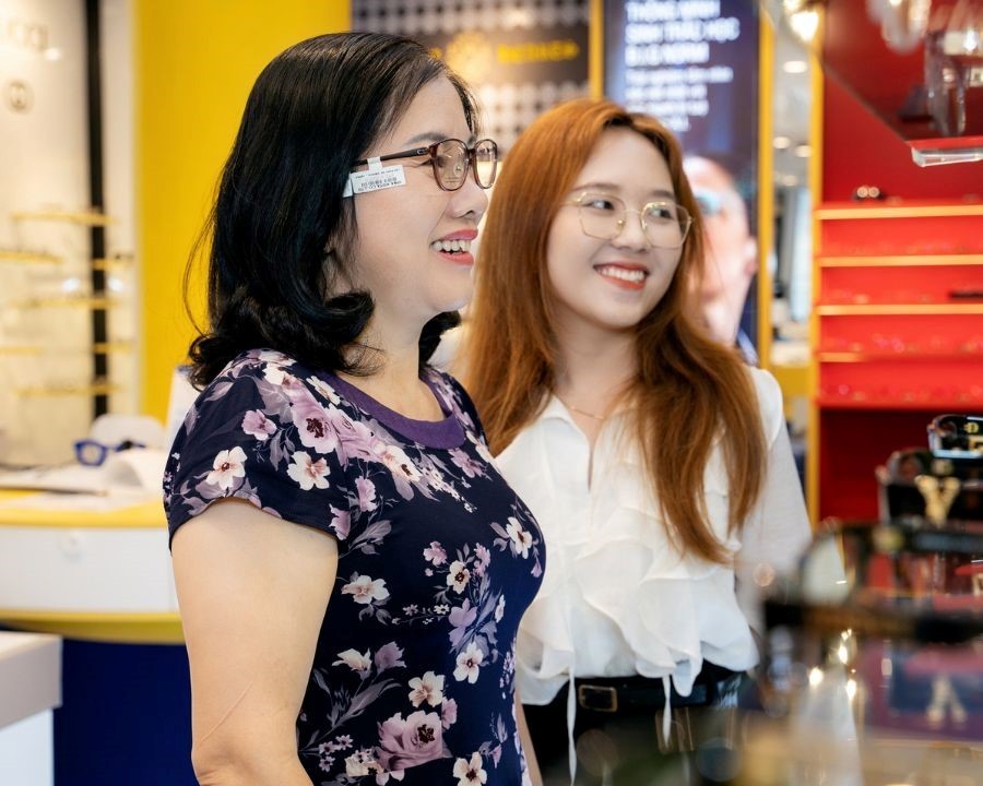 Tròng kính chất lượng sẽ mang đến cho người dùng tầm nhìn sắc nét. Tròng kính chất lượng sẽ mang đến cho người dùng tầm nhìn sắc nét.