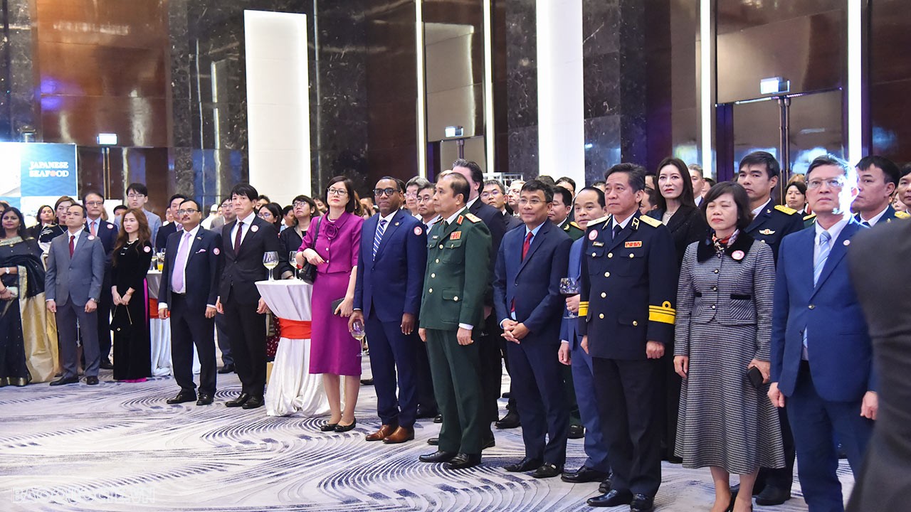 Tối 23/2, tại Hà Nội, Phó Thủ tướng Chính phủ Trần Lưu Quang, Bộ trưởng Ngoại giao Bùi Thanh Sơn đã đến dự Lễ kỷ niệm 64 năm ngày sinh Nhật Hoàng Naruhito (23/2/1960-23/2/2024), do Đại sứ quán Nhật Bản tại Việt Nam tổ chức. (Ảnh: Tuấn Anh) Tối 23/2, tại Hà Nội, Phó Thủ tướng Chính phủ Trần Lưu Quang, Bộ trưởng Ngoại giao Bùi Thanh Sơn đã đến dự Lễ kỷ niệm 64 năm ngày sinh Nhật Hoàng Naruhito (23/2/1960-23/2/2024), do Đại sứ quán Nhật Bản tại Việt Nam tổ chức. (Ảnh: Tuấn Anh)