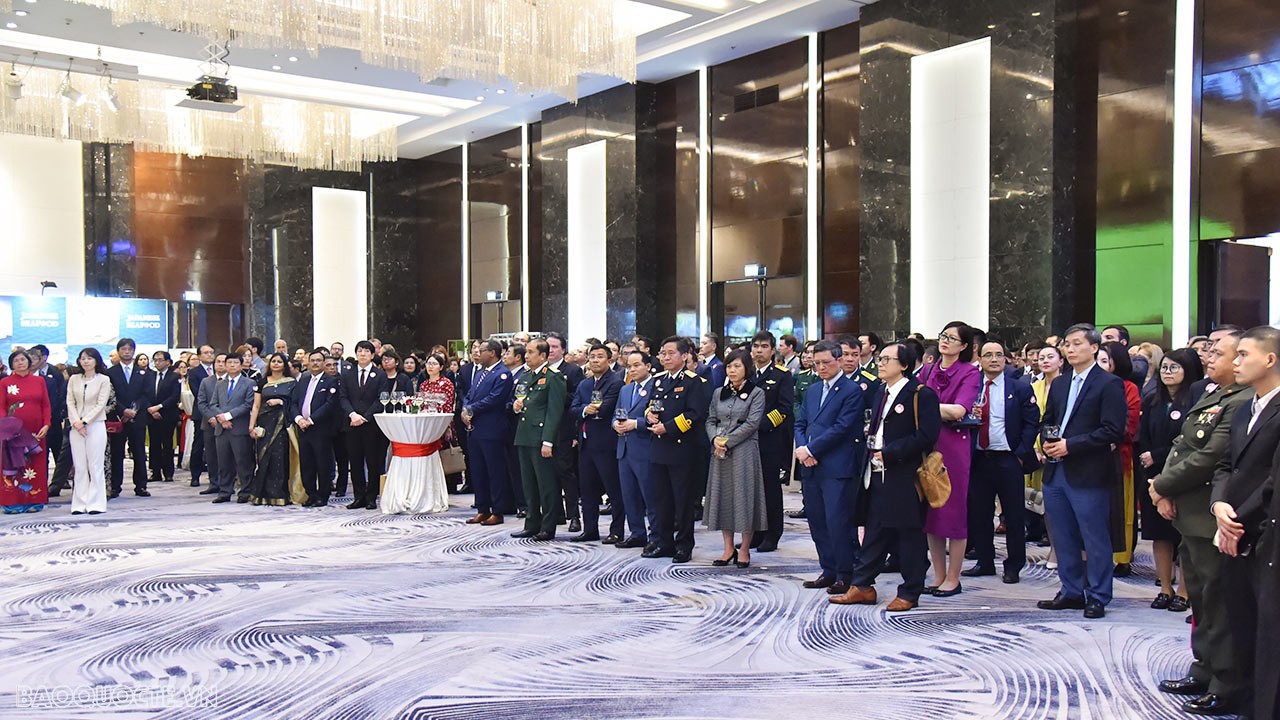 Tối 23/2, tại Hà Nội, Phó Thủ tướng Chính phủ Trần Lưu Quang, Bộ trưởng Ngoại giao Bùi Thanh Sơn đã đến dự Lễ kỷ niệm 64 năm ngày sinh Nhật Hoàng Naruhito (23/2/1960-23/2/2024), do Đại sứ quán Nhật Bản tại Việt Nam tổ chức. (Ảnh: Tuấn Anh) Tối 23/2, tại Hà Nội, Phó Thủ tướng Chính phủ Trần Lưu Quang, Bộ trưởng Ngoại giao Bùi Thanh Sơn đã đến dự Lễ kỷ niệm 64 năm ngày sinh Nhật Hoàng Naruhito (23/2/1960-23/2/2024), do Đại sứ quán Nhật Bản tại Việt Nam tổ chức. (Ảnh: Tuấn Anh)