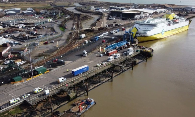 dai su quan viet nam tai anh thong tin ve 7 nguoi nhap cu duoc cho la cong dan viet nam