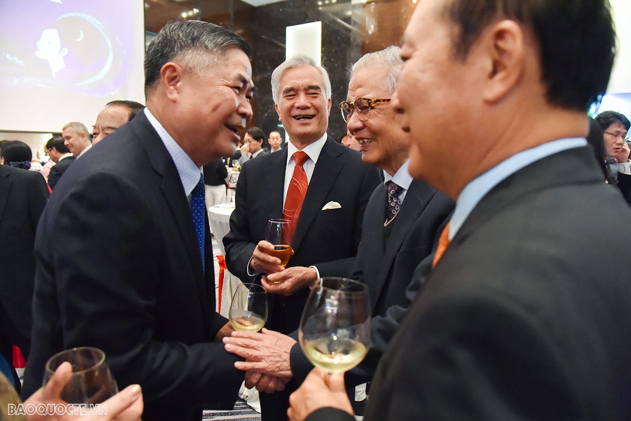 Đại sứ Đoàn Xuân Hưng nhận Huân chương Mặt trời mọc của Chính phủ Nhật Bản